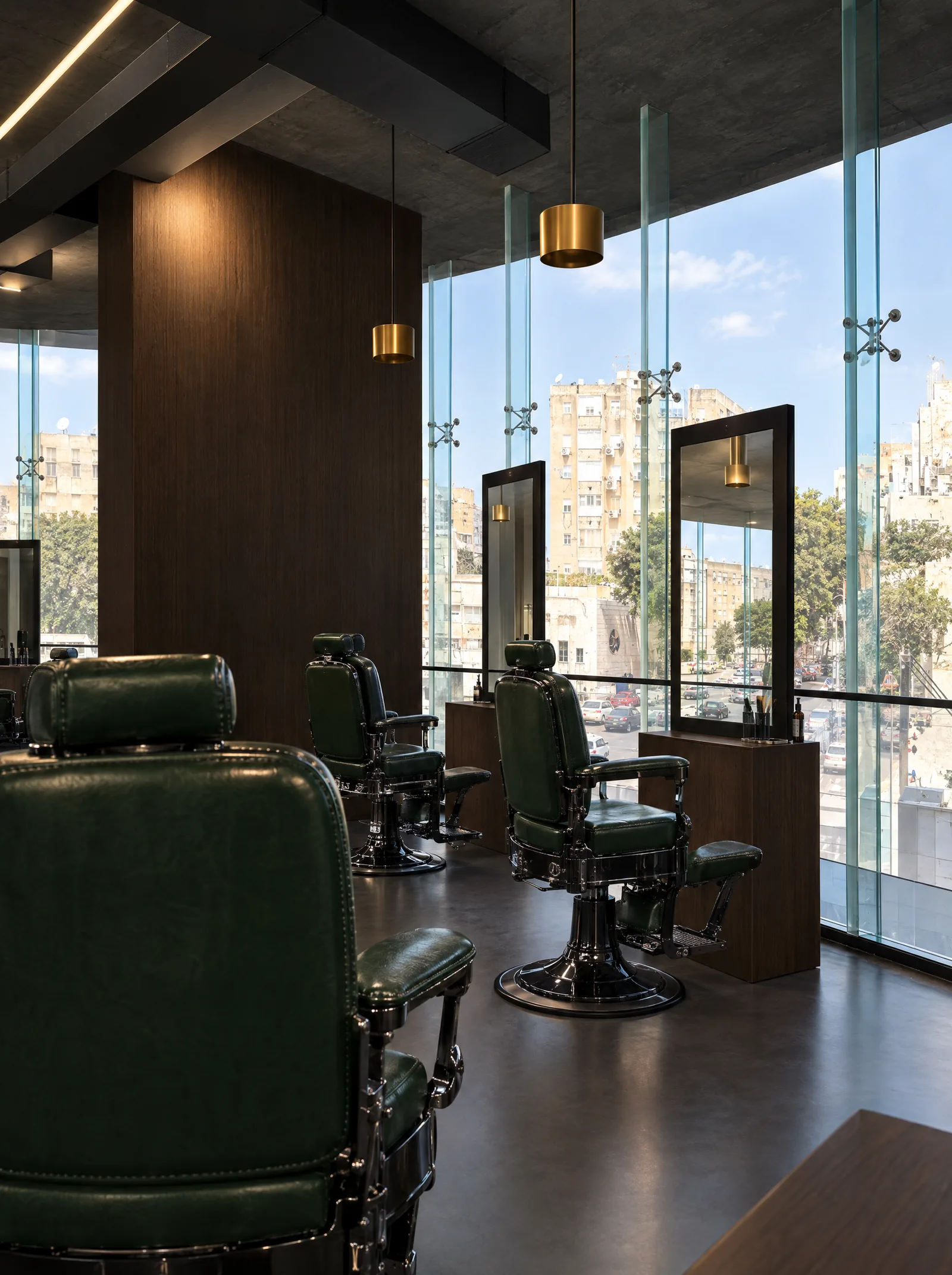 Un poste de barbier : fauteuil de cuir vert et chêne fumé